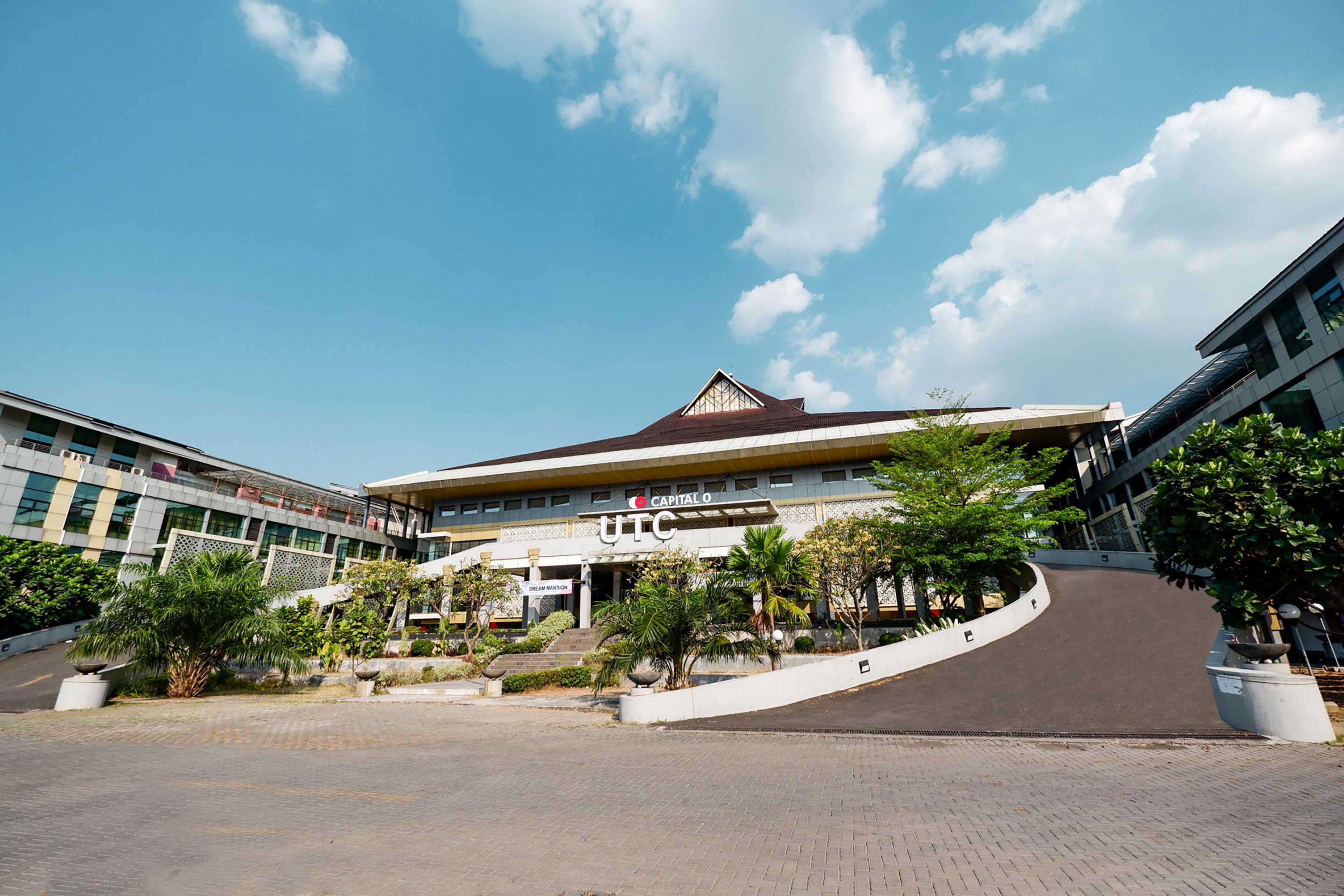 Capital O 1571 Utc Hotel Semarang Exterior photo