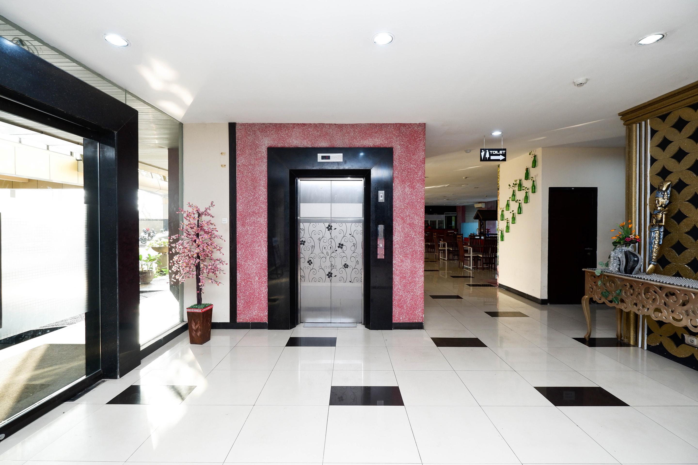 Capital O 1571 Utc Hotel Semarang Exterior photo